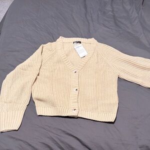 Cropped V-Neck Cardigan Sweater in Cream - Unbranded